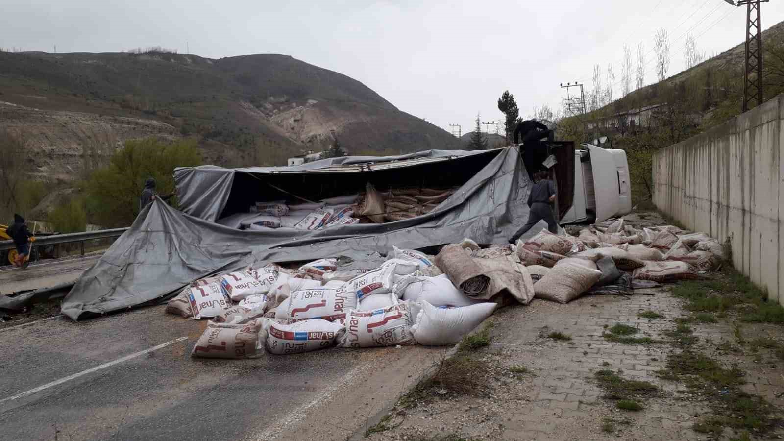 Devrilen tırın sürücüsü yaralandı