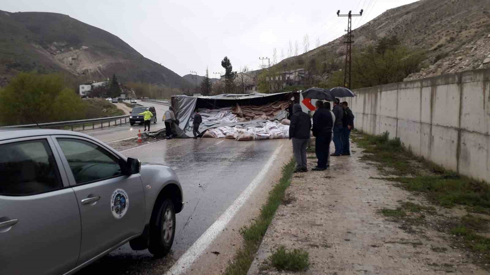 Devrilen tırın sürücüsü yaralandı