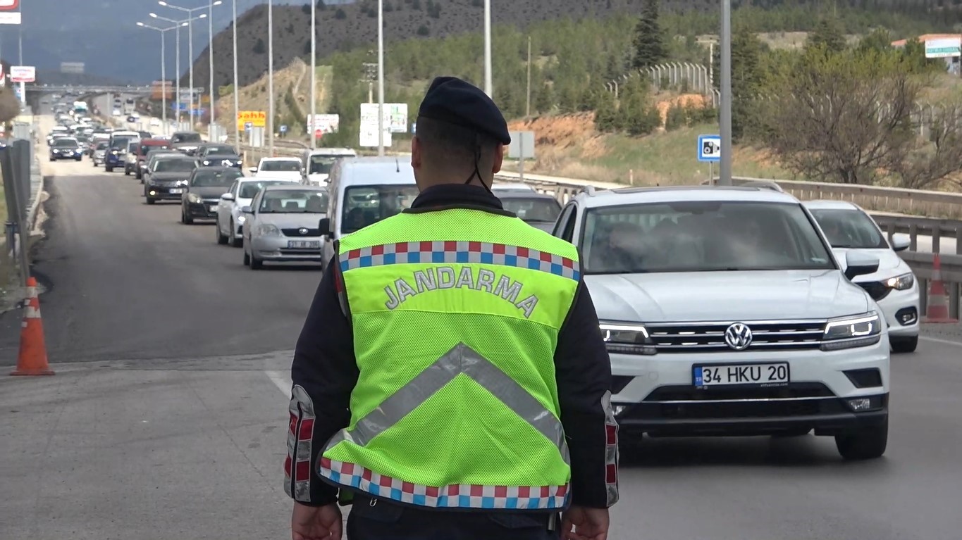 Bayramın ilk gününde de manzara yine aynı: 43 ilin geçiş güzergahında trafik yoğunluğu