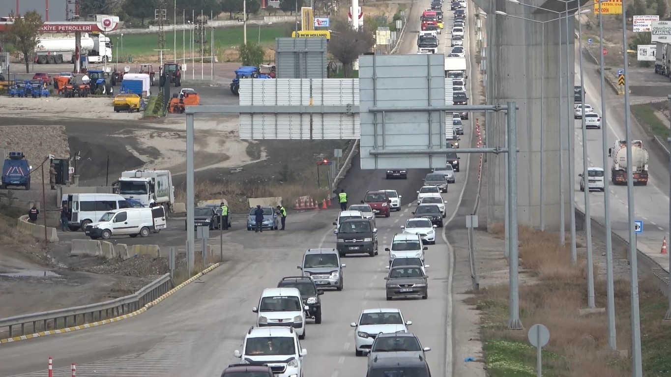 Bayramın ilk gününde de manzara yine aynı: 43 ilin geçiş güzergahında trafik yoğunluğu