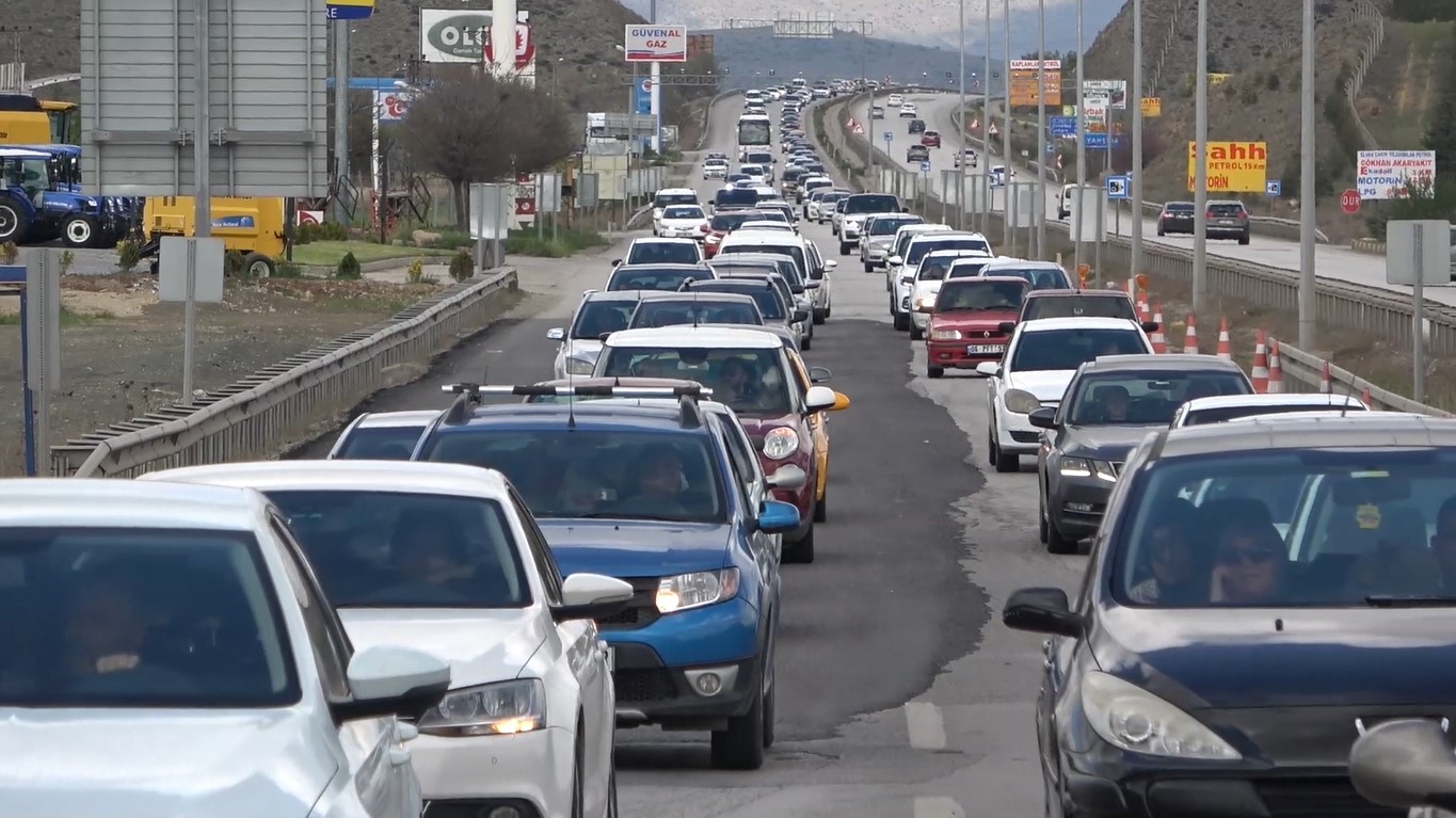 Bayramın ilk gününde de manzara yine aynı: 43 ilin geçiş güzergahında trafik yoğunluğu