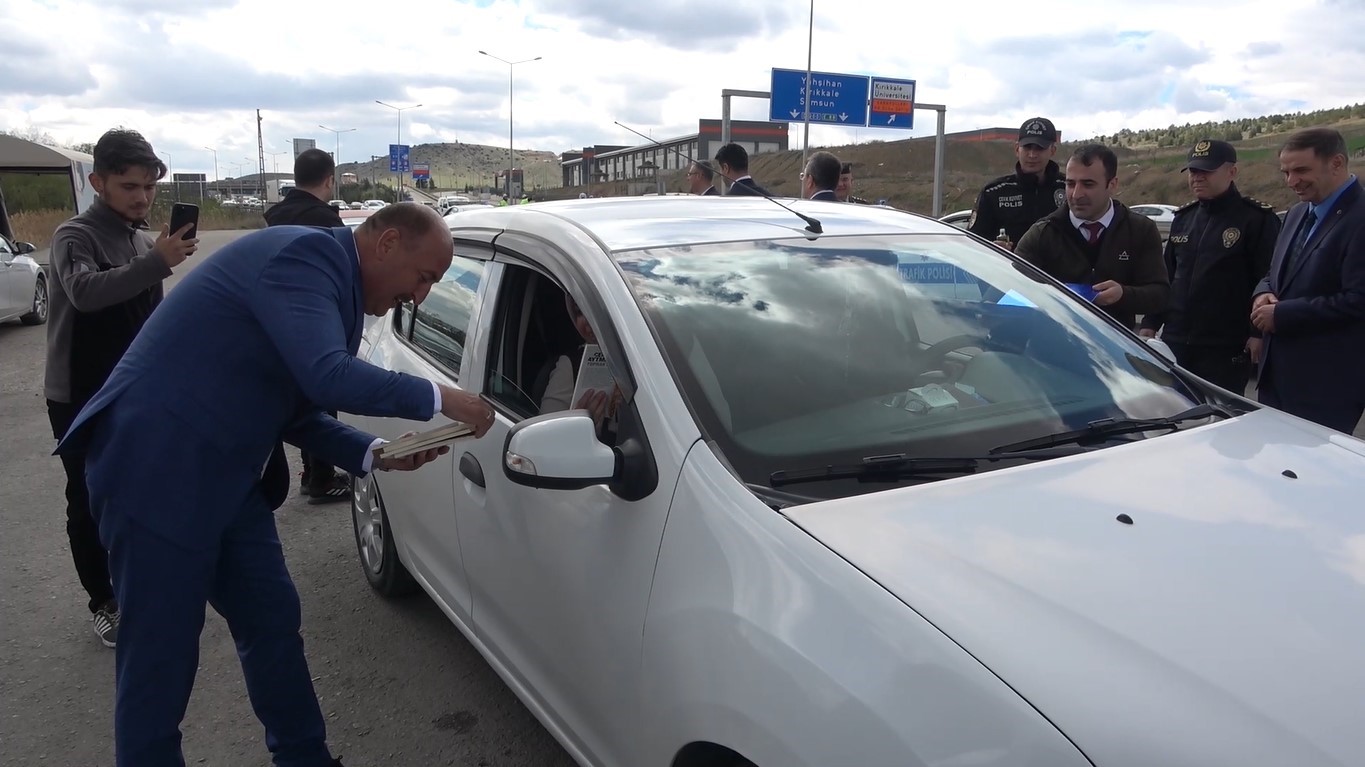 Bayramın ilk gününde de manzara yine aynı: 43 ilin geçiş güzergahında trafik yoğunluğu