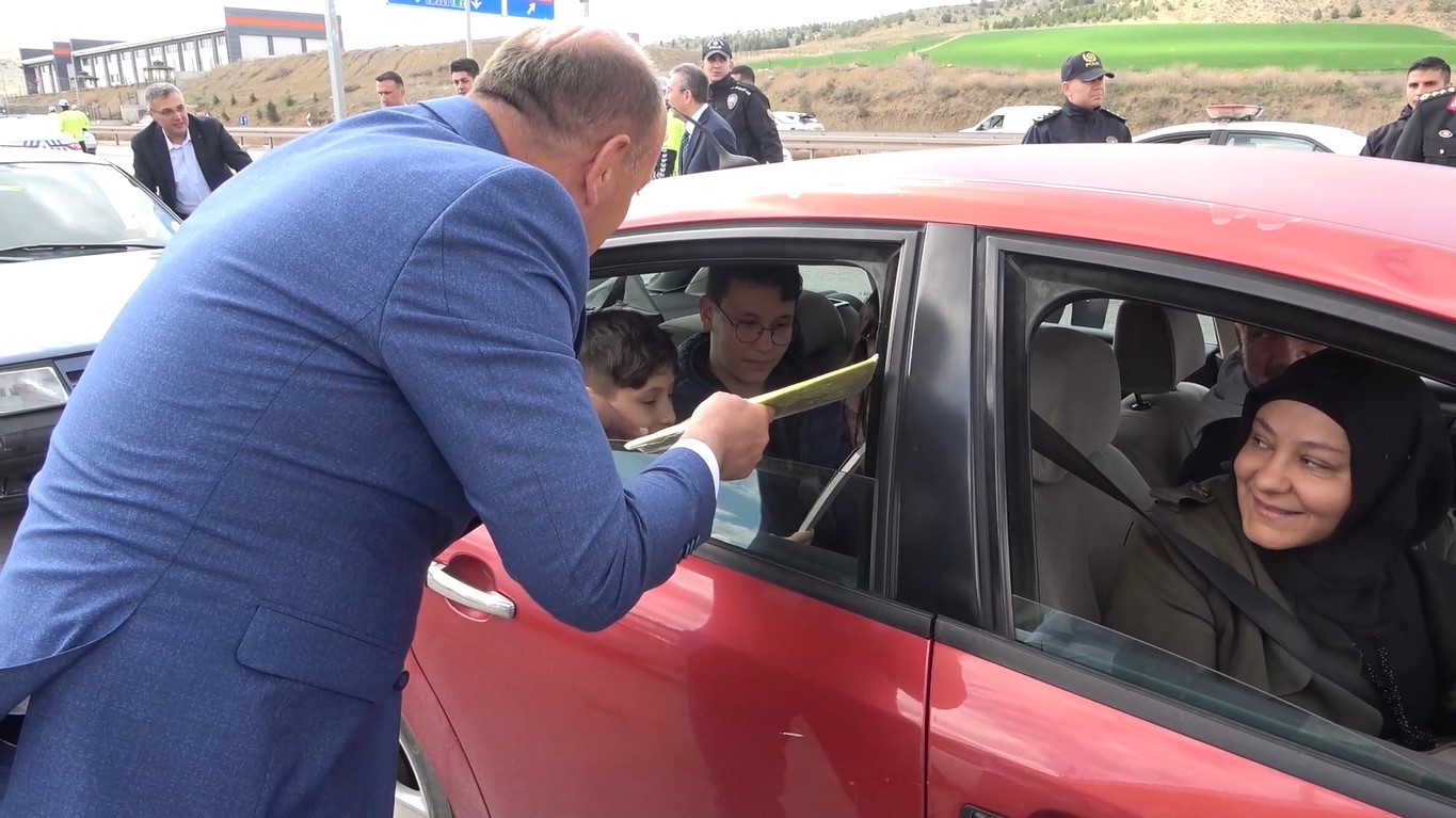 Bayramın ilk gününde de manzara yine aynı: 43 ilin geçiş güzergahında trafik yoğunluğu