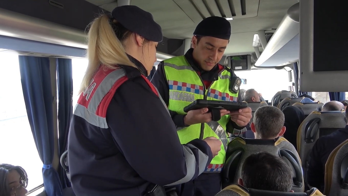 Bayramın ilk gününde de manzara yine aynı: 43 ilin geçiş güzergahında trafik yoğunluğu