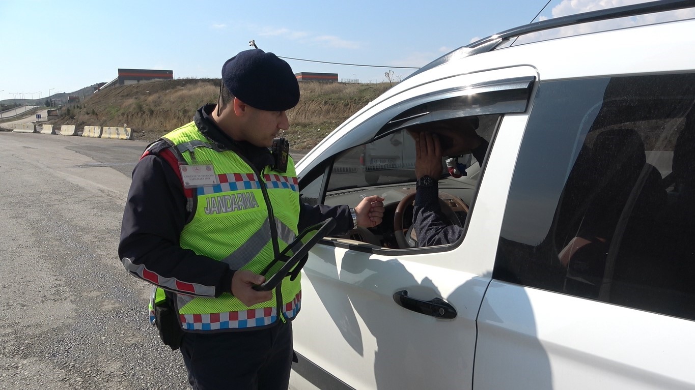 Bayramın ilk gününde de manzara yine aynı: 43 ilin geçiş güzergahında trafik yoğunluğu