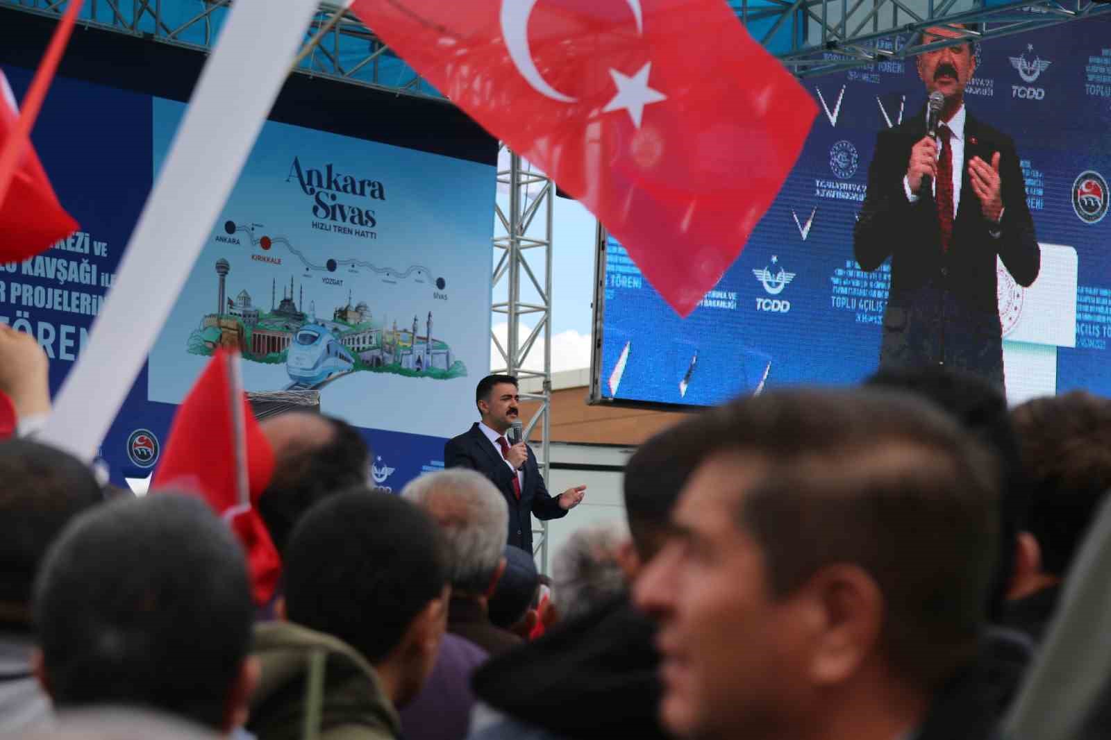 43 ilin geçiş güzergahı hızlı trenle buluştu, ilk sefer yapıldı: Binlerce vatandaş Türk bayraklarıyla karşıladı