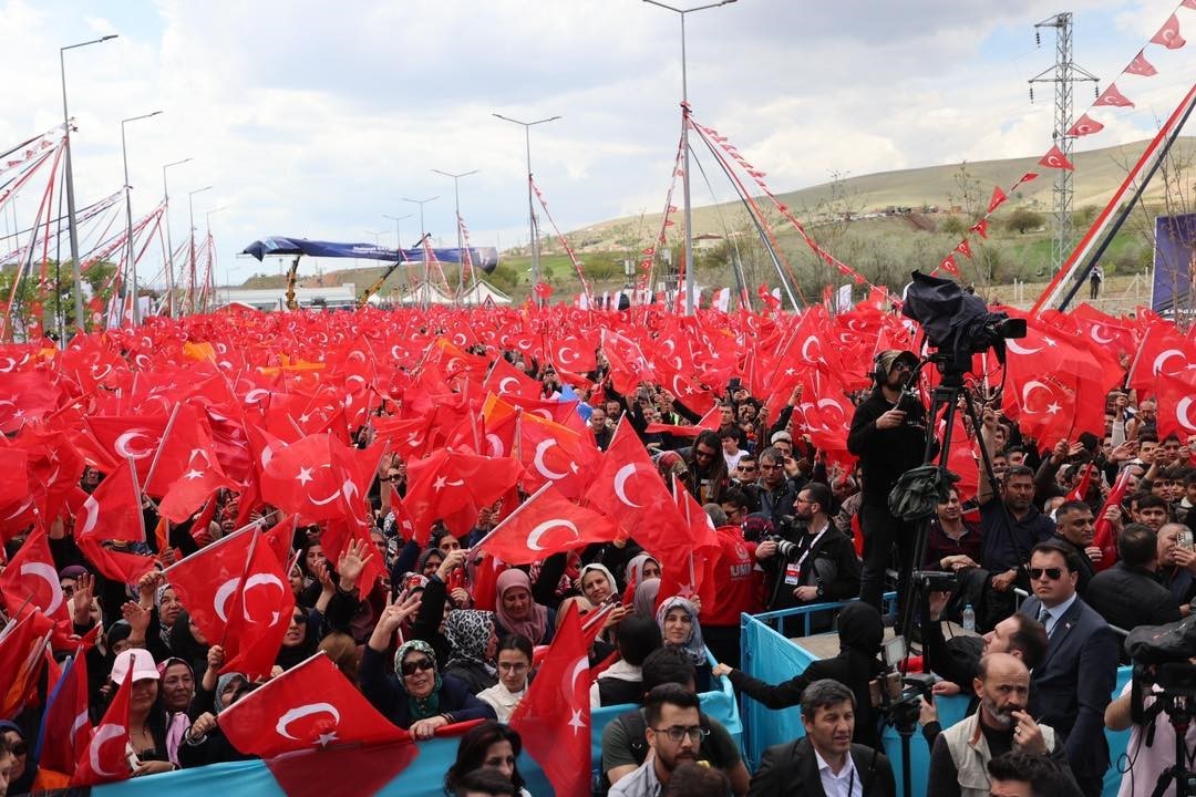 43 ilin geçiş güzergahı hızlı trenle buluştu, ilk sefer yapıldı: Binlerce vatandaş Türk bayraklarıyla karşıladı