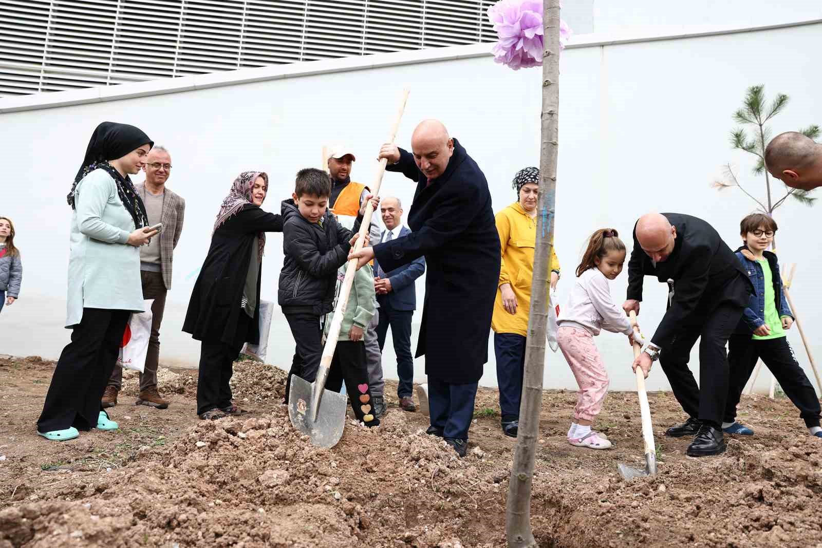 Etlik Şehir Hastanesi’nde fidanlar toprakla buluşturuldu