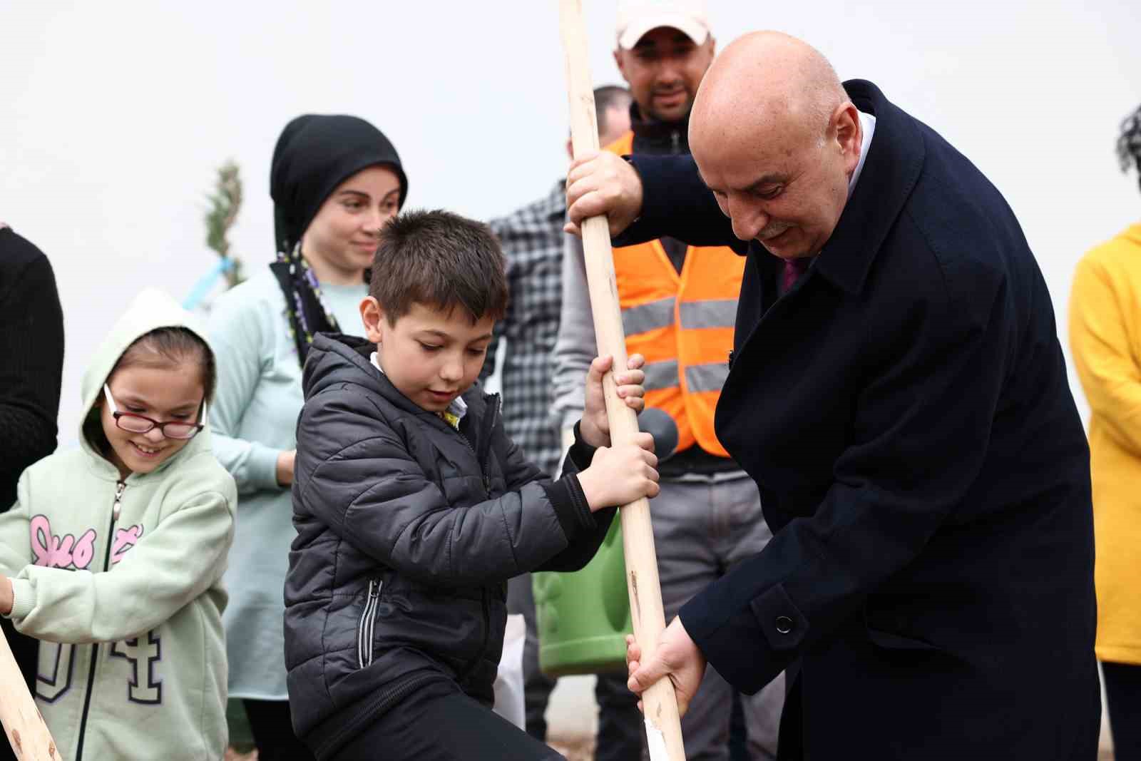 Etlik Şehir Hastanesi’nde fidanlar toprakla buluşturuldu