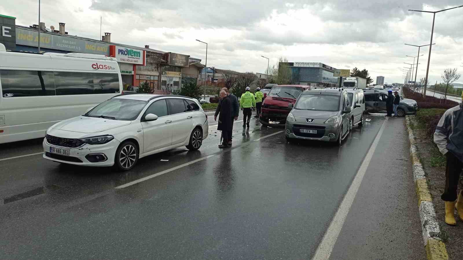 Yağışlı hava kazaları da beraberinde getirdi, 7 araç birbirine girdi