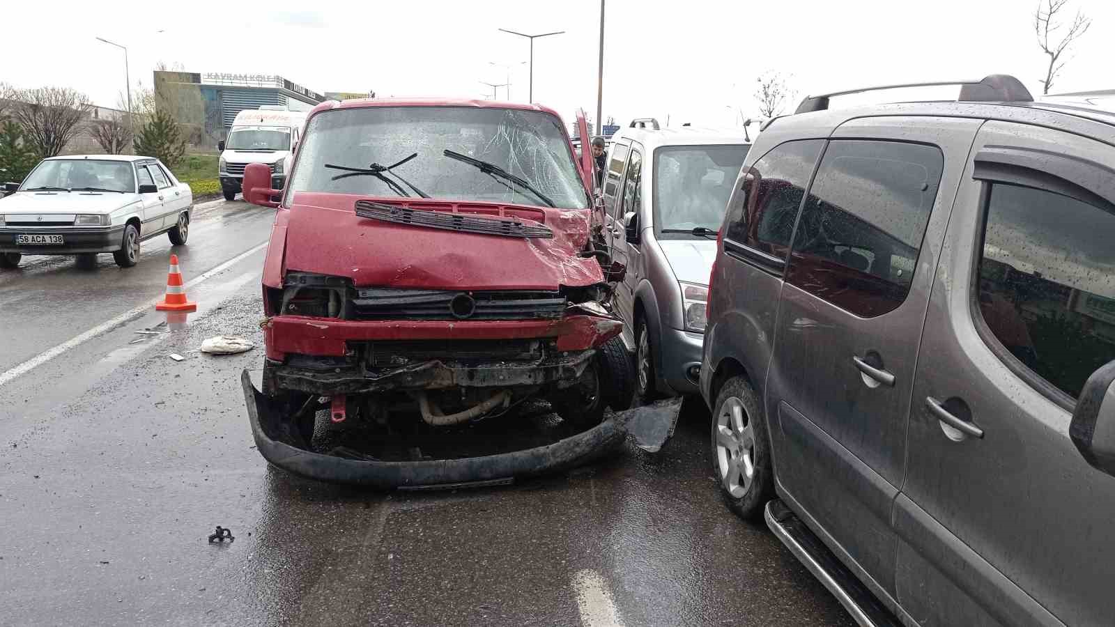 Yağışlı hava kazaları da beraberinde getirdi, 7 araç birbirine girdi