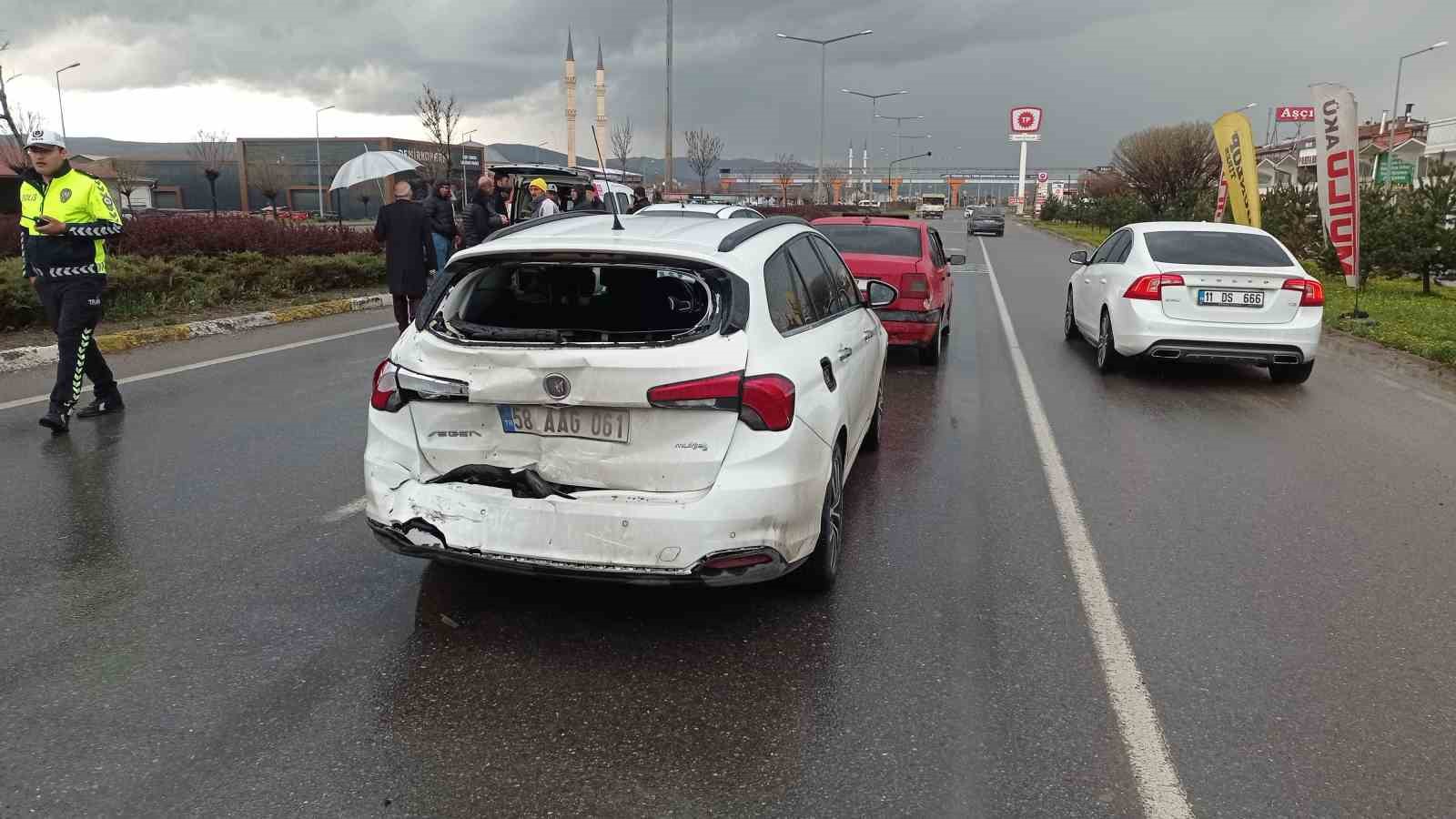 Yağışlı hava kazaları da beraberinde getirdi, 7 araç birbirine girdi