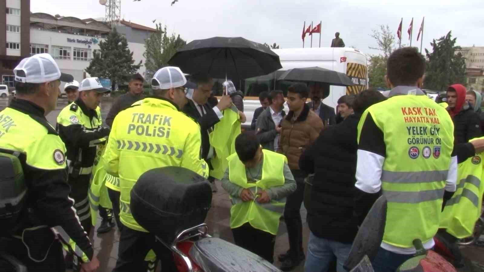 Kırıkkale’de motosikletli sürücülere reflektif yelek dağıtıldı