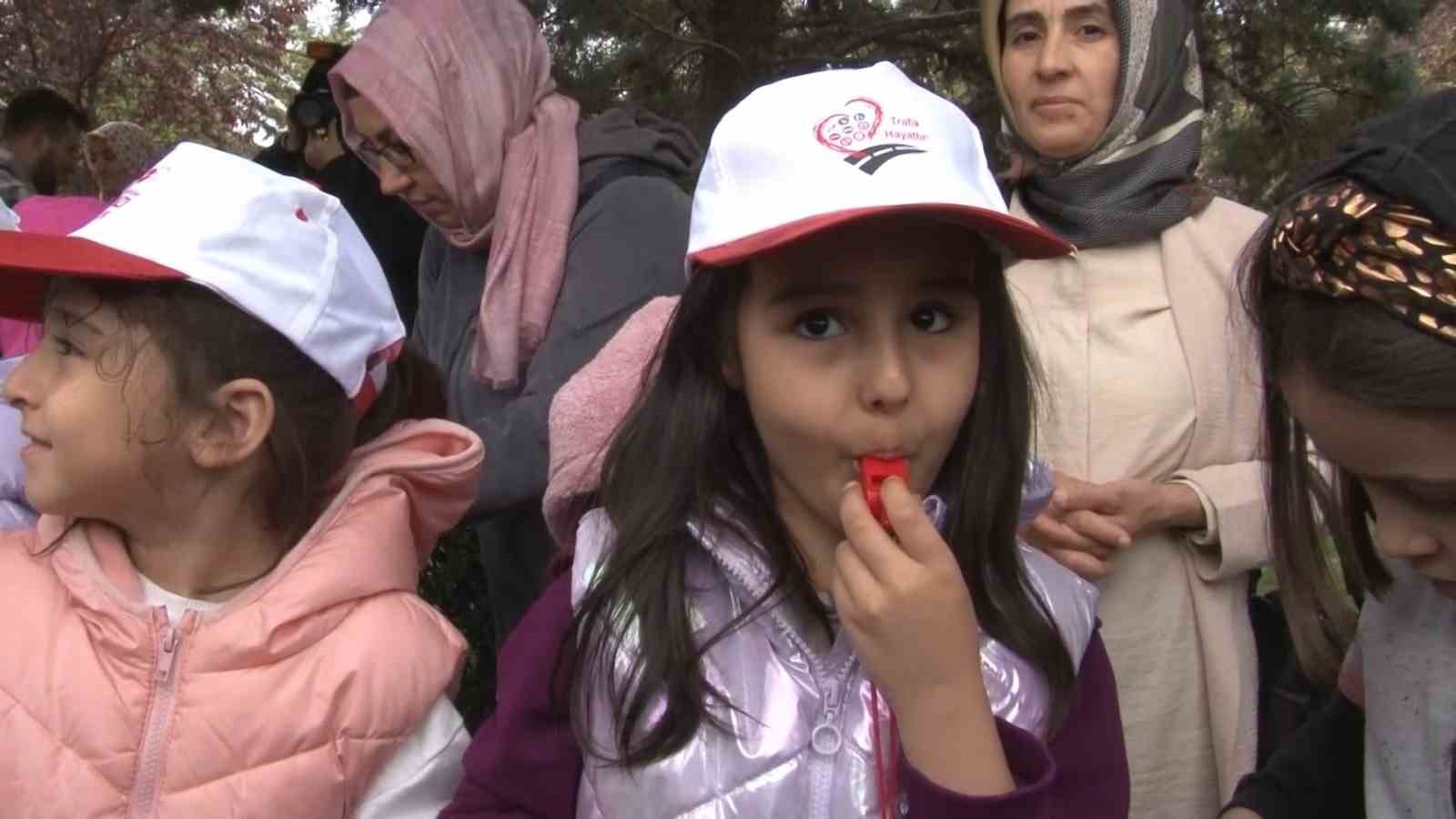 Kırıkkale’de motosikletli sürücülere reflektif yelek dağıtıldı