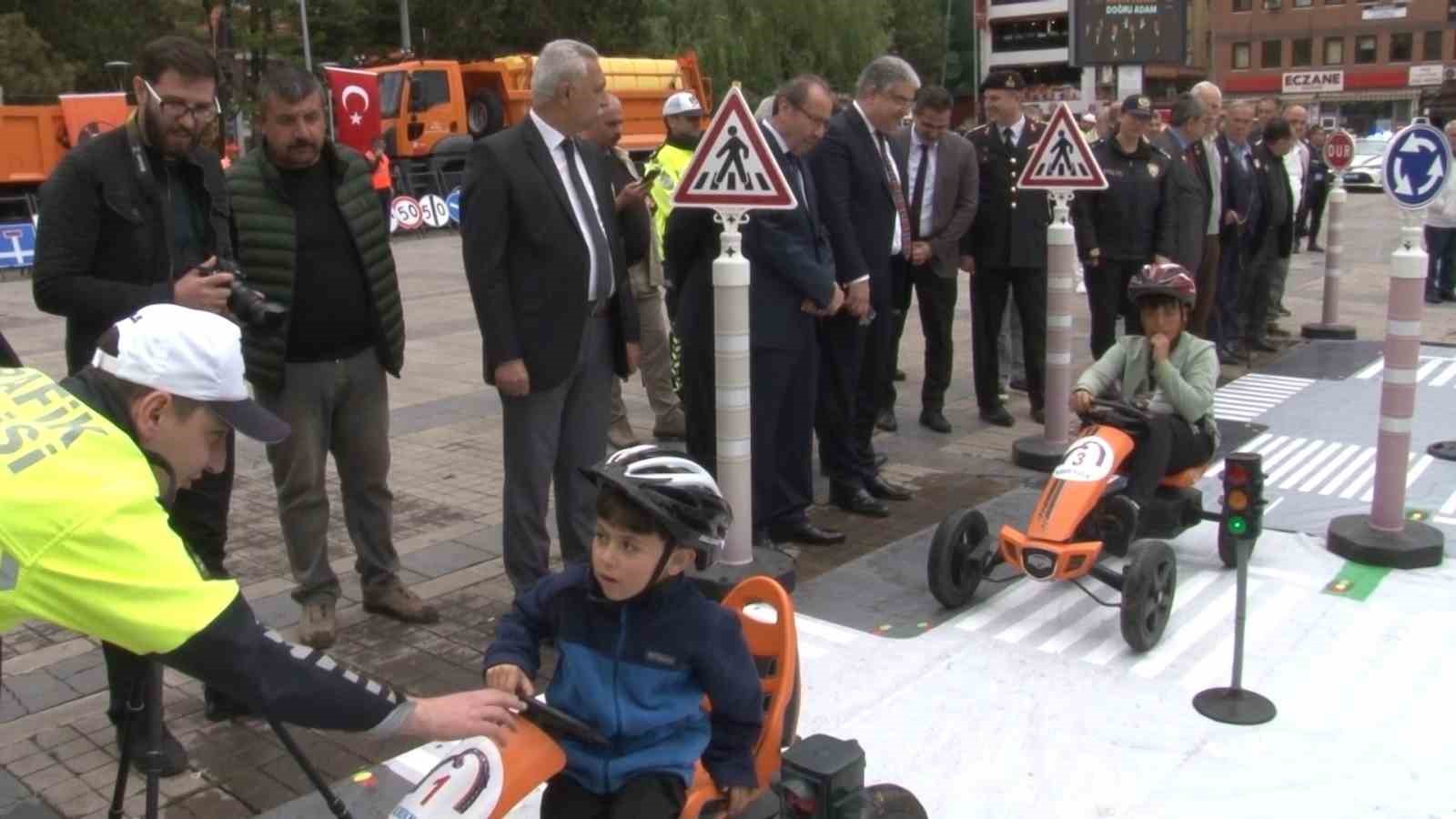 Kırıkkale’de motosikletli sürücülere reflektif yelek dağıtıldı