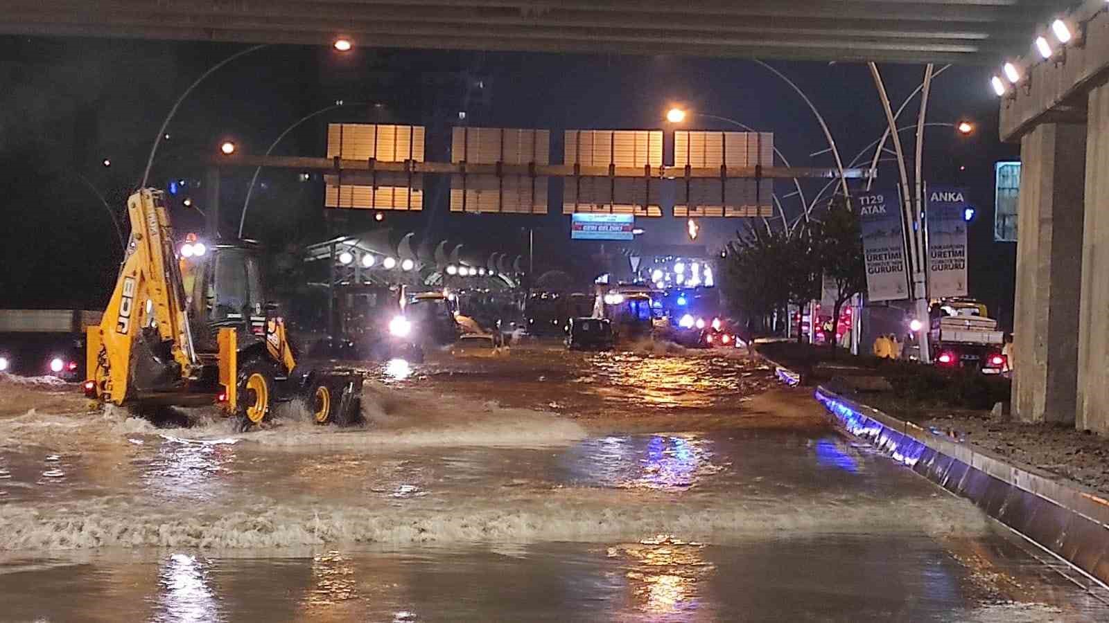 Ankara’da metro istasyonlarını sular bastı, yollar göle döndü, sürücüler mahsur kaldı