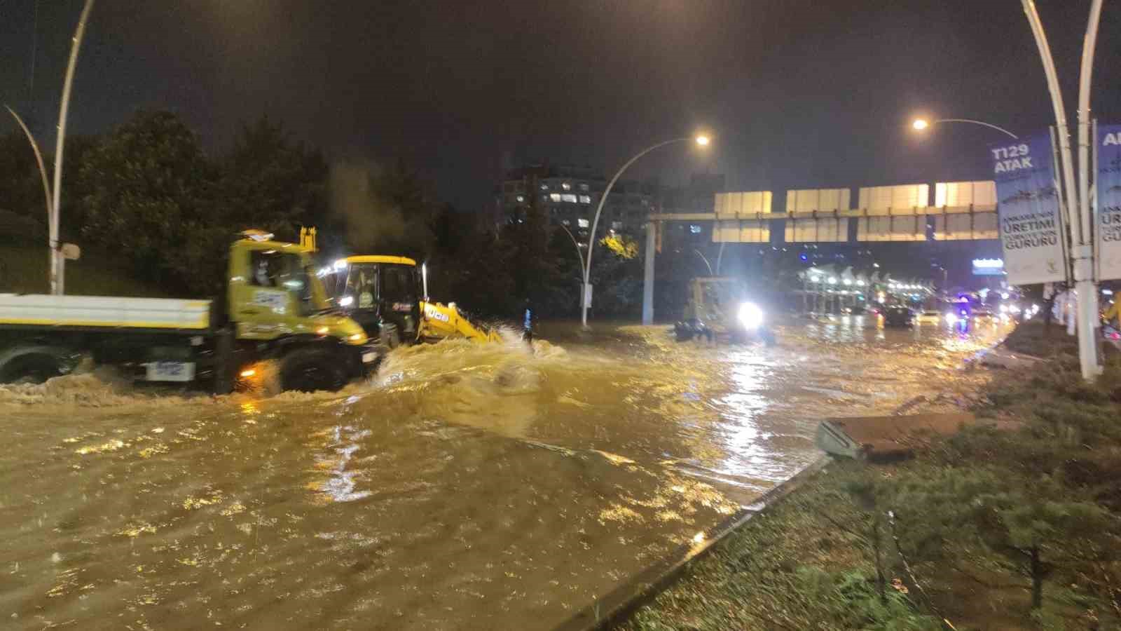 Ankara’da metro istasyonlarını sular bastı, yollar göle döndü, sürücüler mahsur kaldı