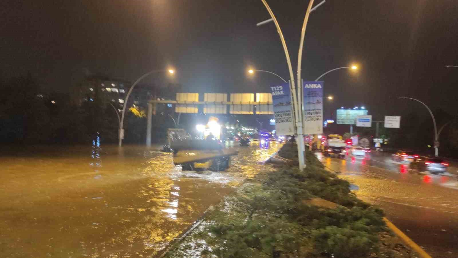 Ankara’da metro istasyonlarını sular bastı, yollar göle döndü, sürücüler mahsur kaldı