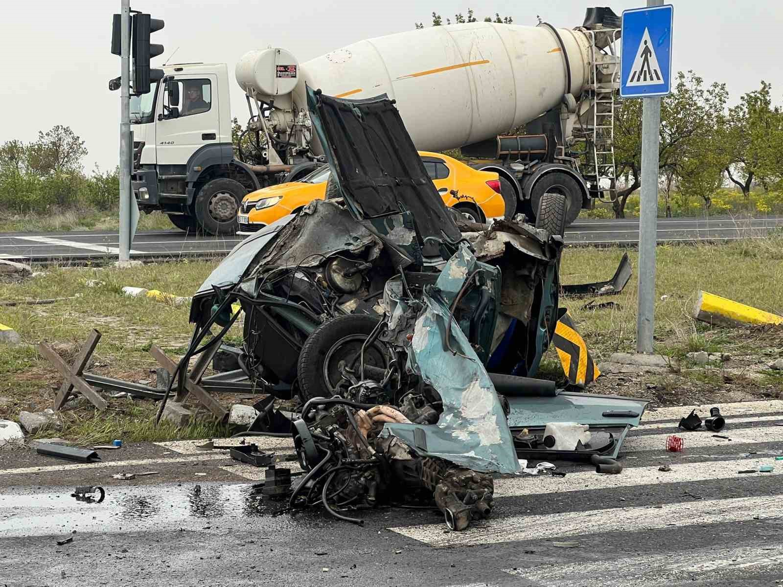 Kaza yapan Tofaş marka otomobil ikiye bölündü