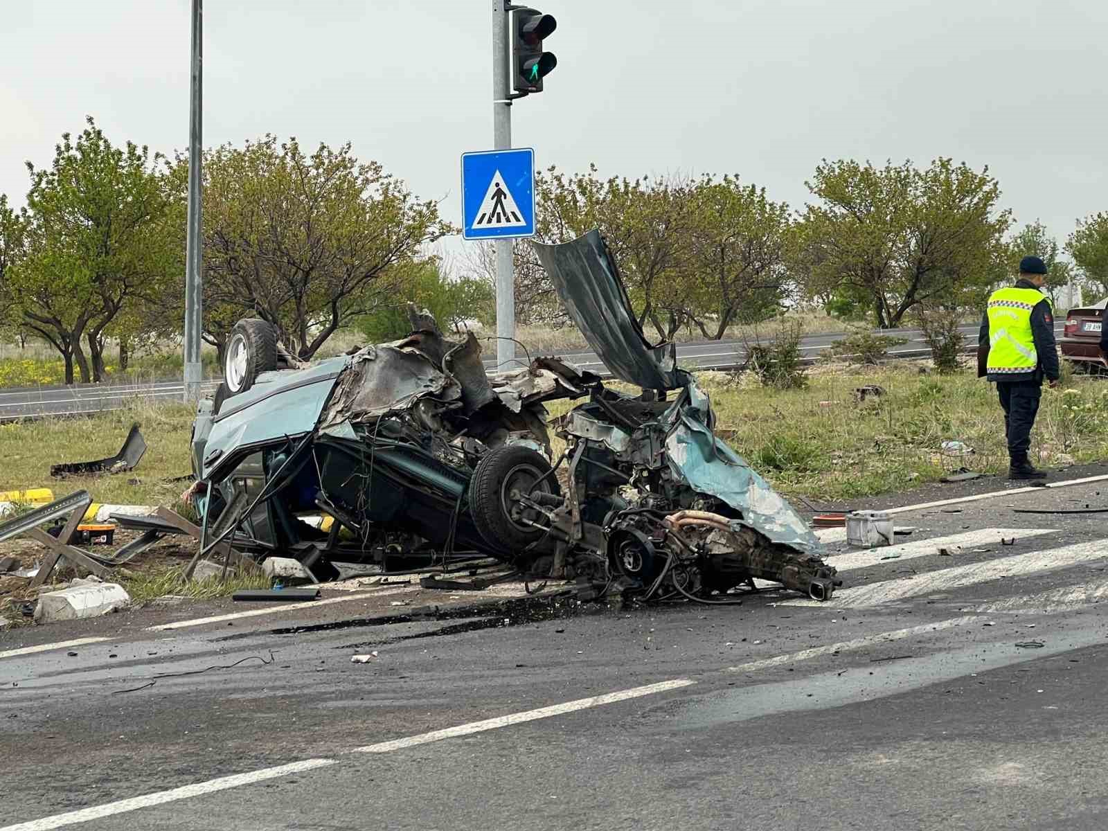 Kaza yapan Tofaş marka otomobil ikiye bölündü