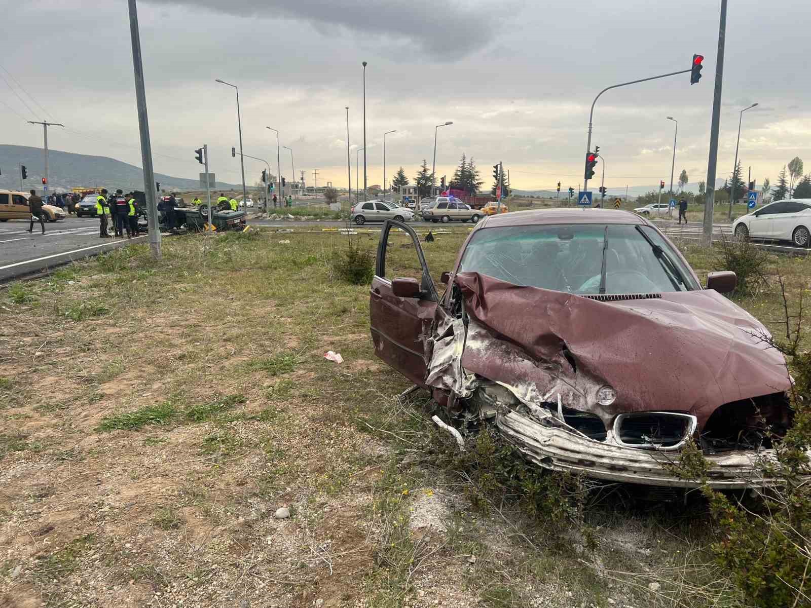 Kaza yapan Tofaş marka otomobil ikiye bölündü