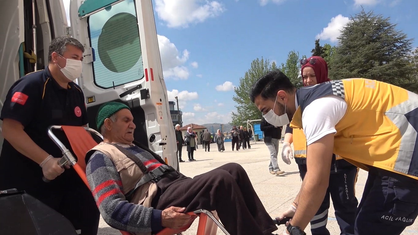 Hasta ve engelli seçmenler sağlık ekiplerinin yardımıyla sandığa gidiyor