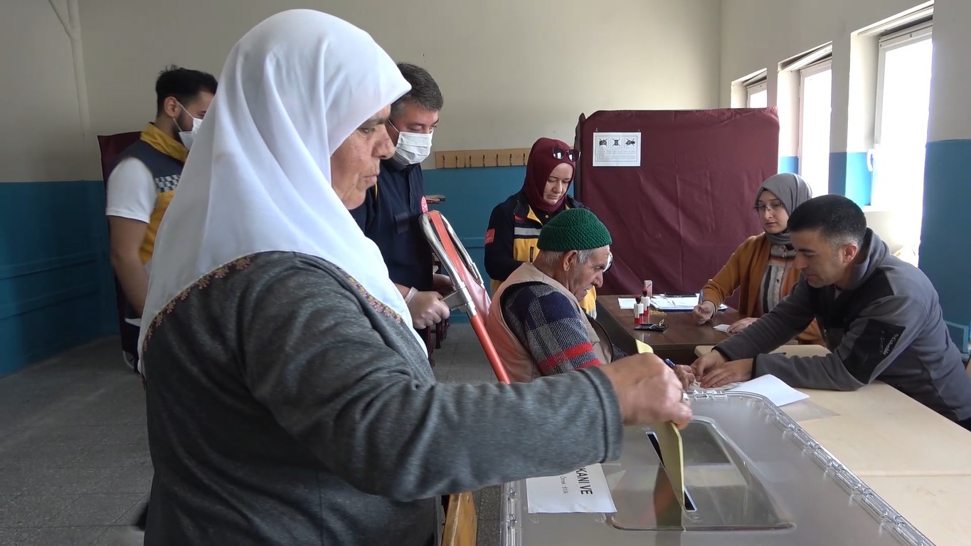 Hasta ve engelli seçmenler sağlık ekiplerinin yardımıyla sandığa gidiyor