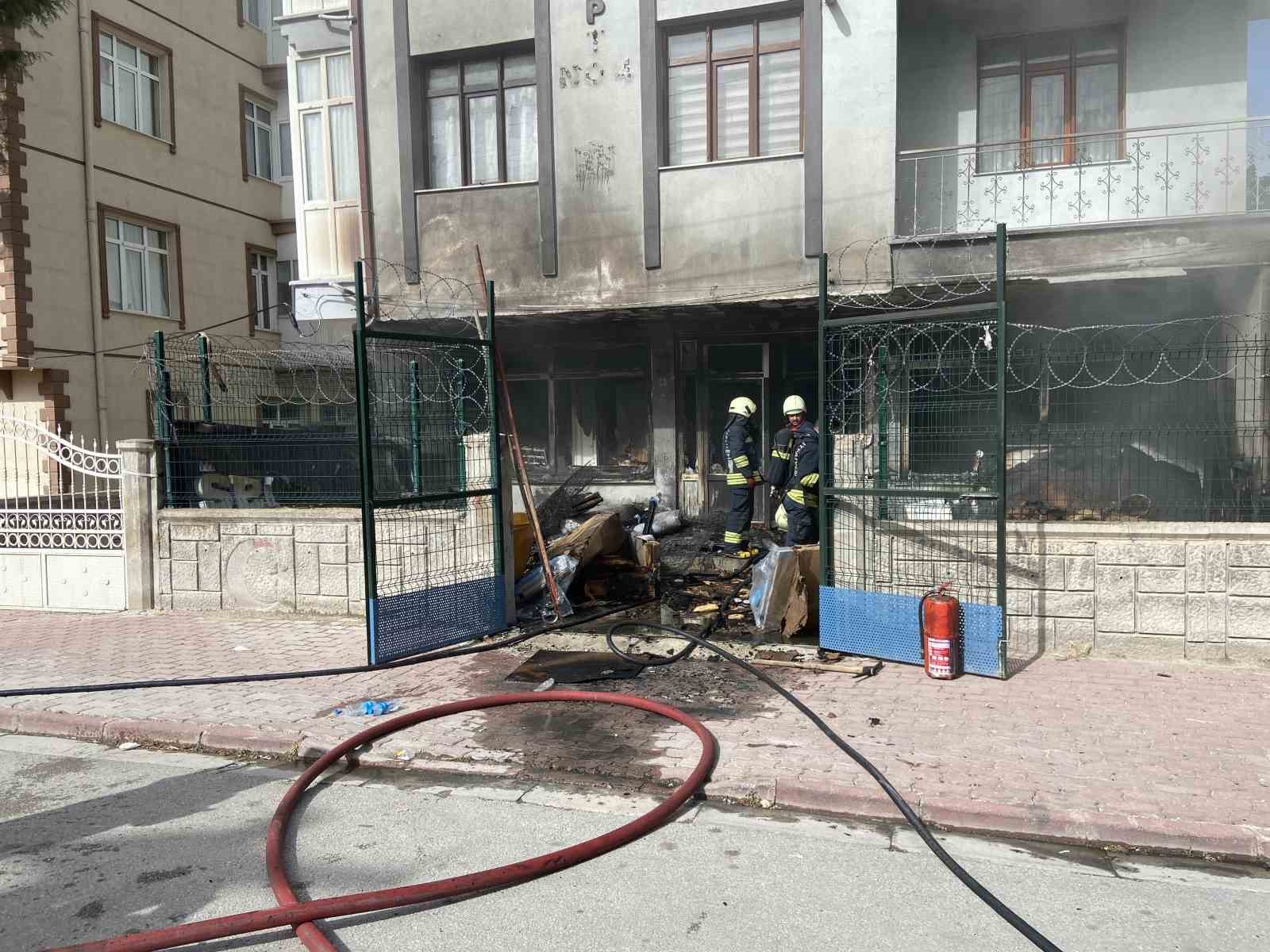 Konya’da depodaki yatak ve bazalar yandı