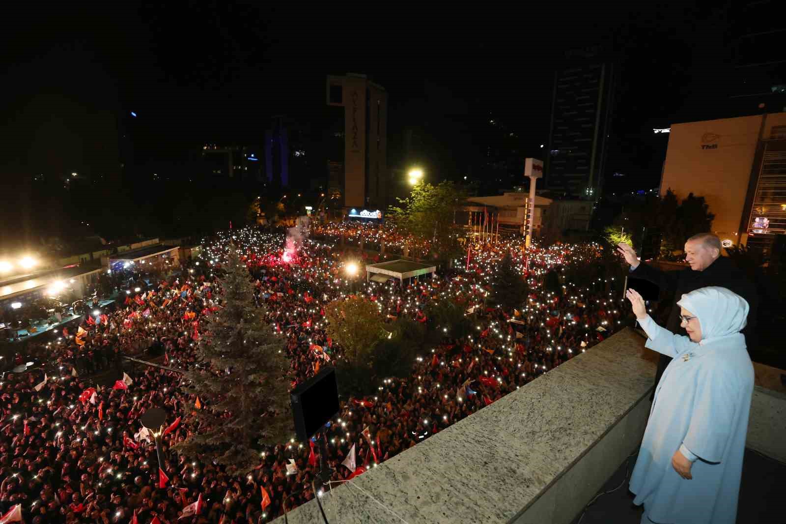 Cumhurbaşkanı Erdoğan’dan balkon konuşması