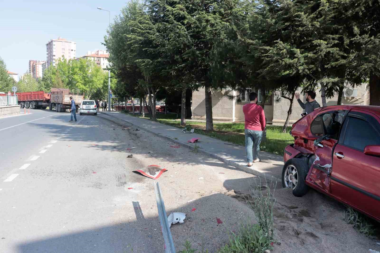 Freni patlayan kamyonet 3 aracı biçti, dorseyi kanala sürükledi: 1 yaralı