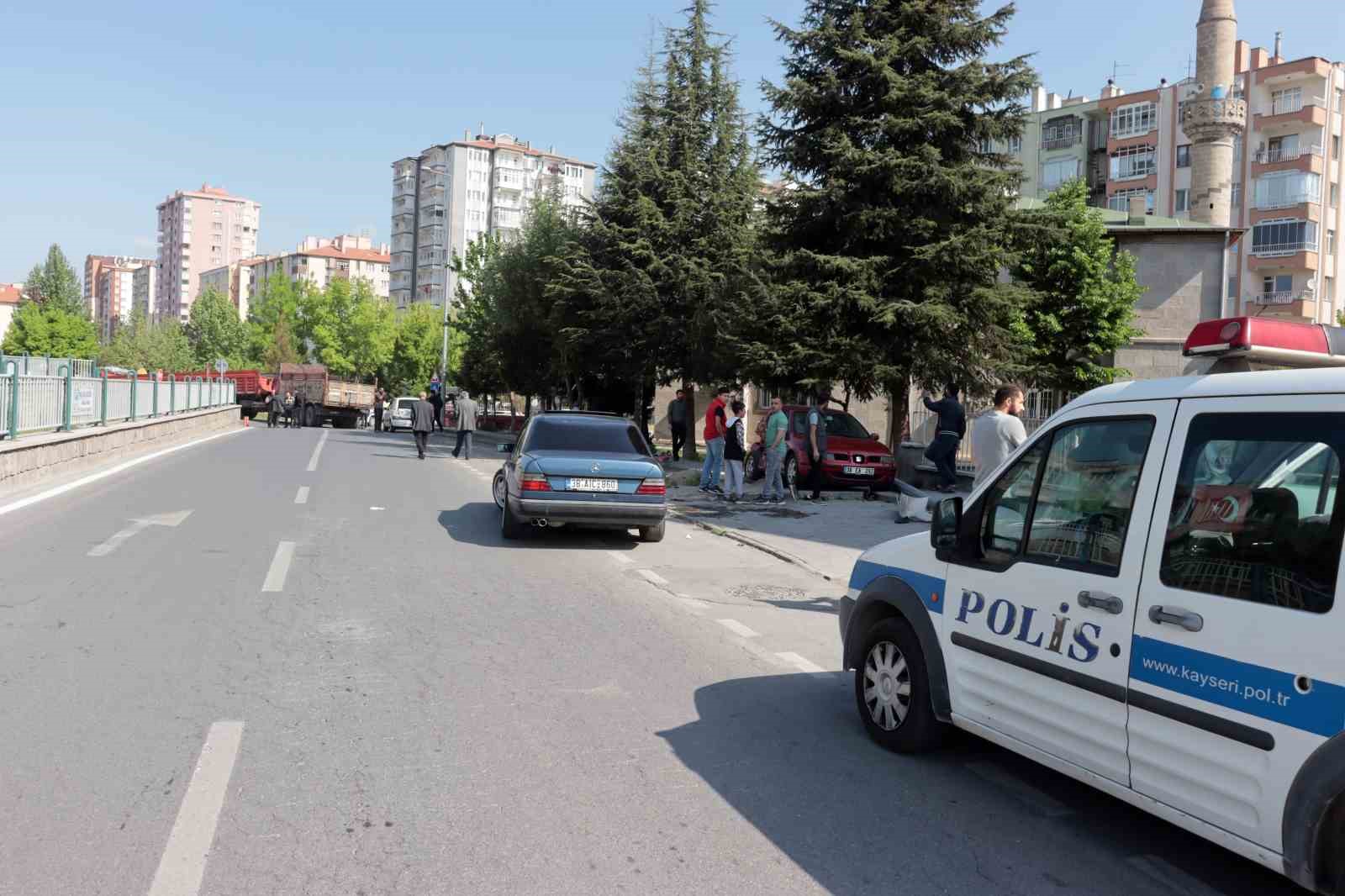 Freni patlayan kamyonet 3 aracı biçti, dorseyi kanala sürükledi: 1 yaralı