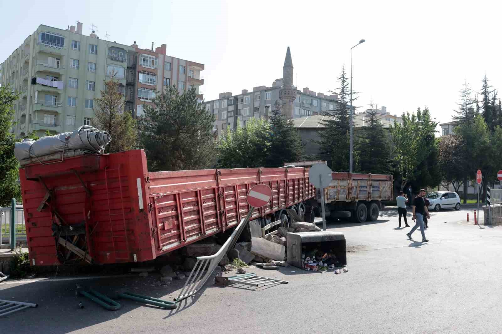 Freni patlayan kamyonet 3 aracı biçti, dorseyi kanala sürükledi: 1 yaralı