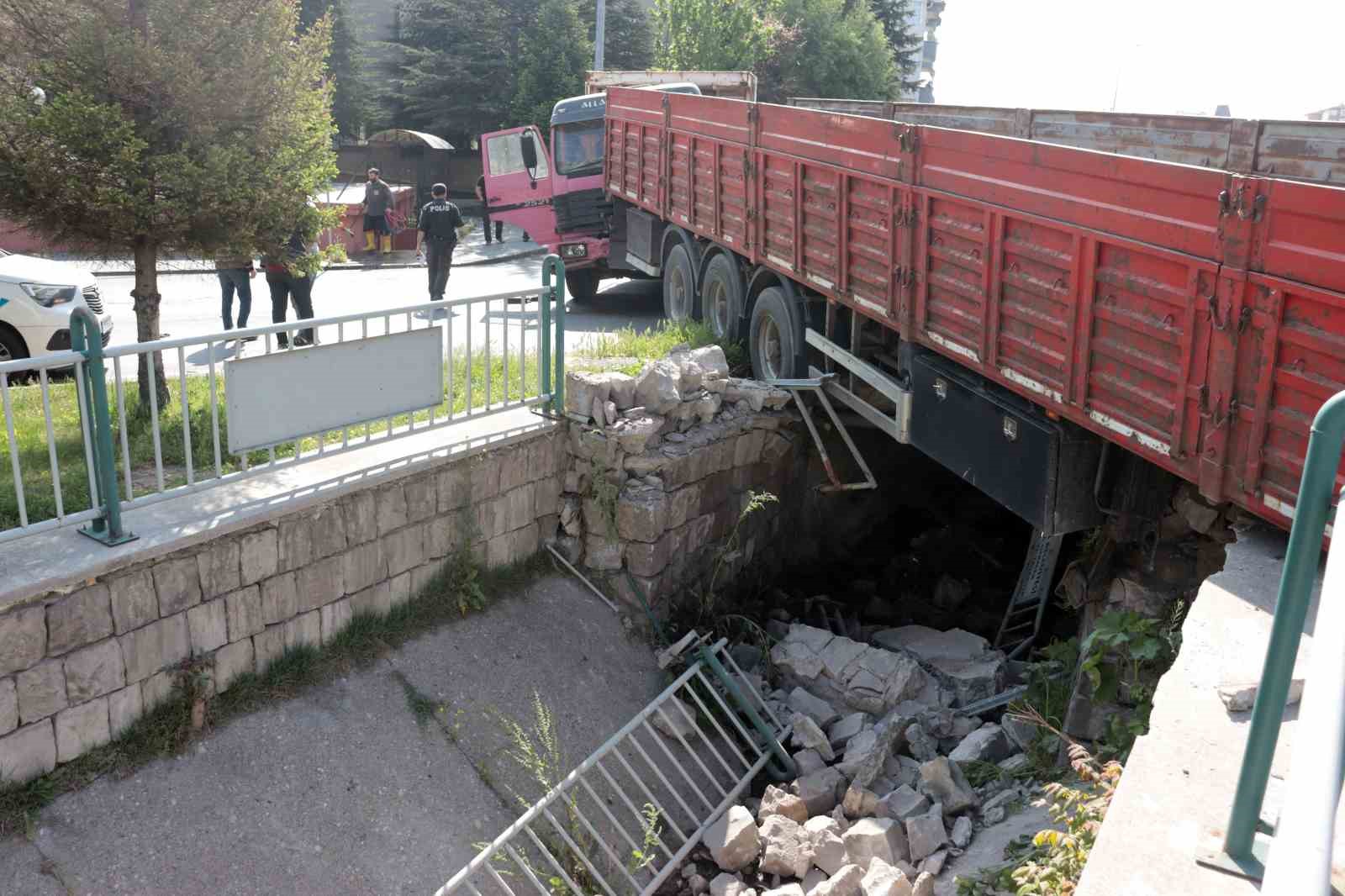 Freni patlayan kamyonet 3 aracı biçti, dorseyi kanala sürükledi: 1 yaralı