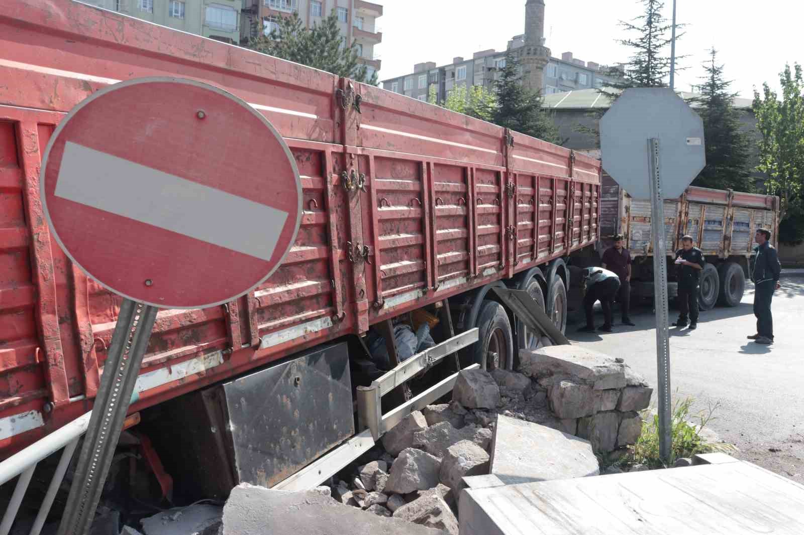 Freni patlayan kamyonet 3 aracı biçti, dorseyi kanala sürükledi: 1 yaralı