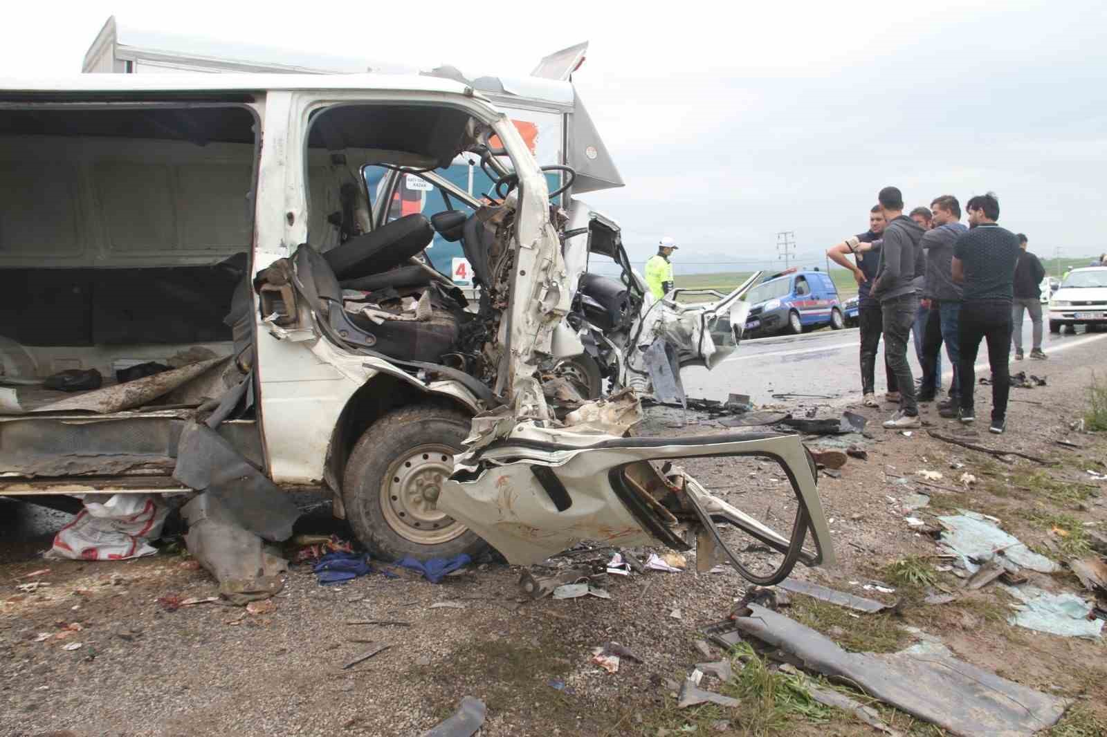 Konya’da kamyonetle minibüs çarpıştı: 2 ölü, 3 yaralı