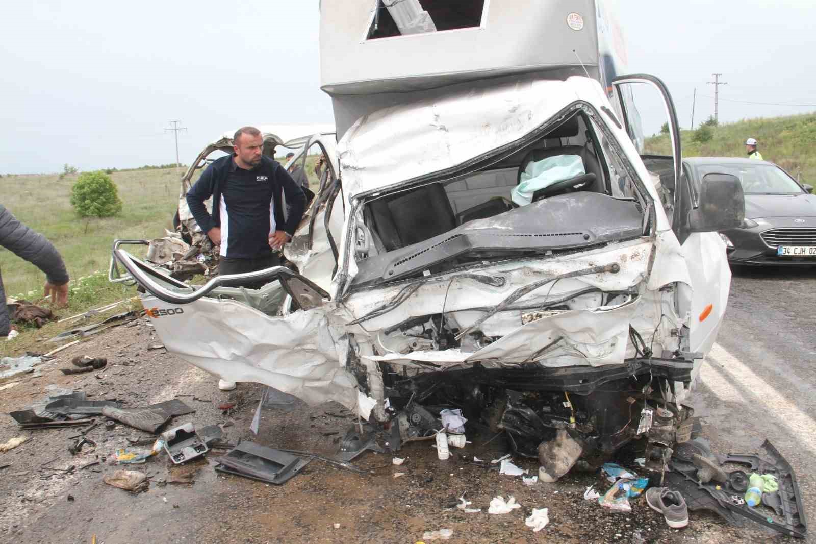 Konya’da kamyonetle minibüs çarpıştı: 2 ölü, 3 yaralı