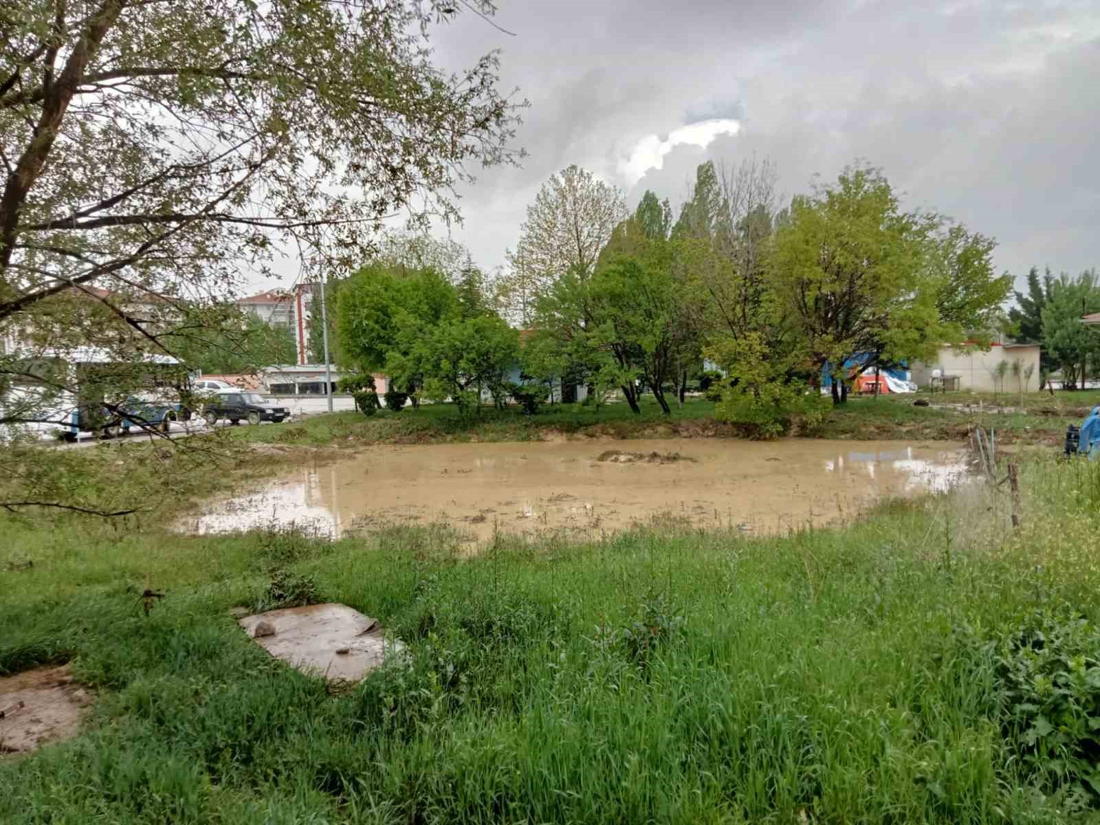 Başkent’te sel sonrası dükkanlar kullanılamaz hale geldi