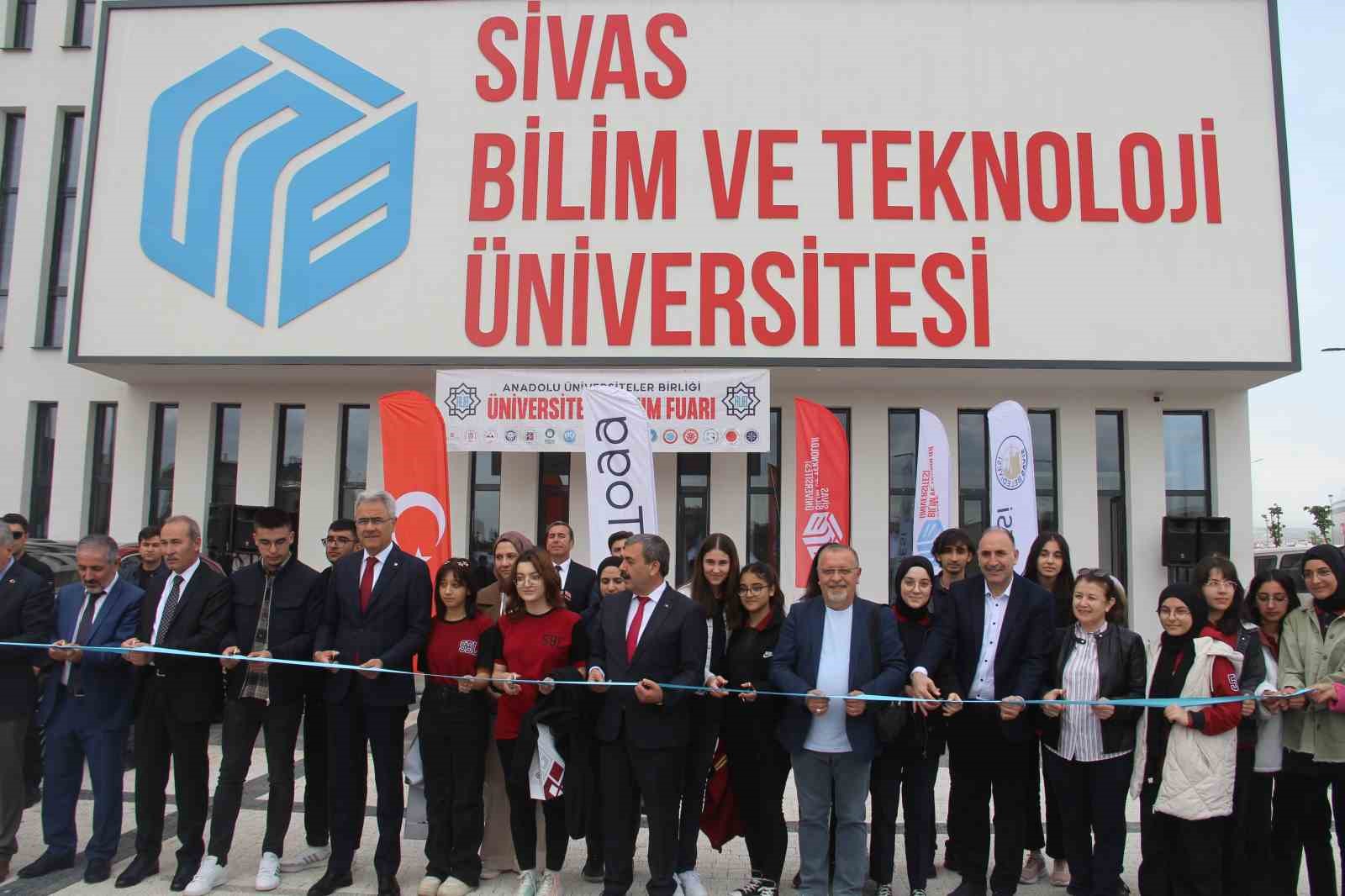 Üniversite tanıtım ve tercih fuarında öğrencilere Togg sürprizi