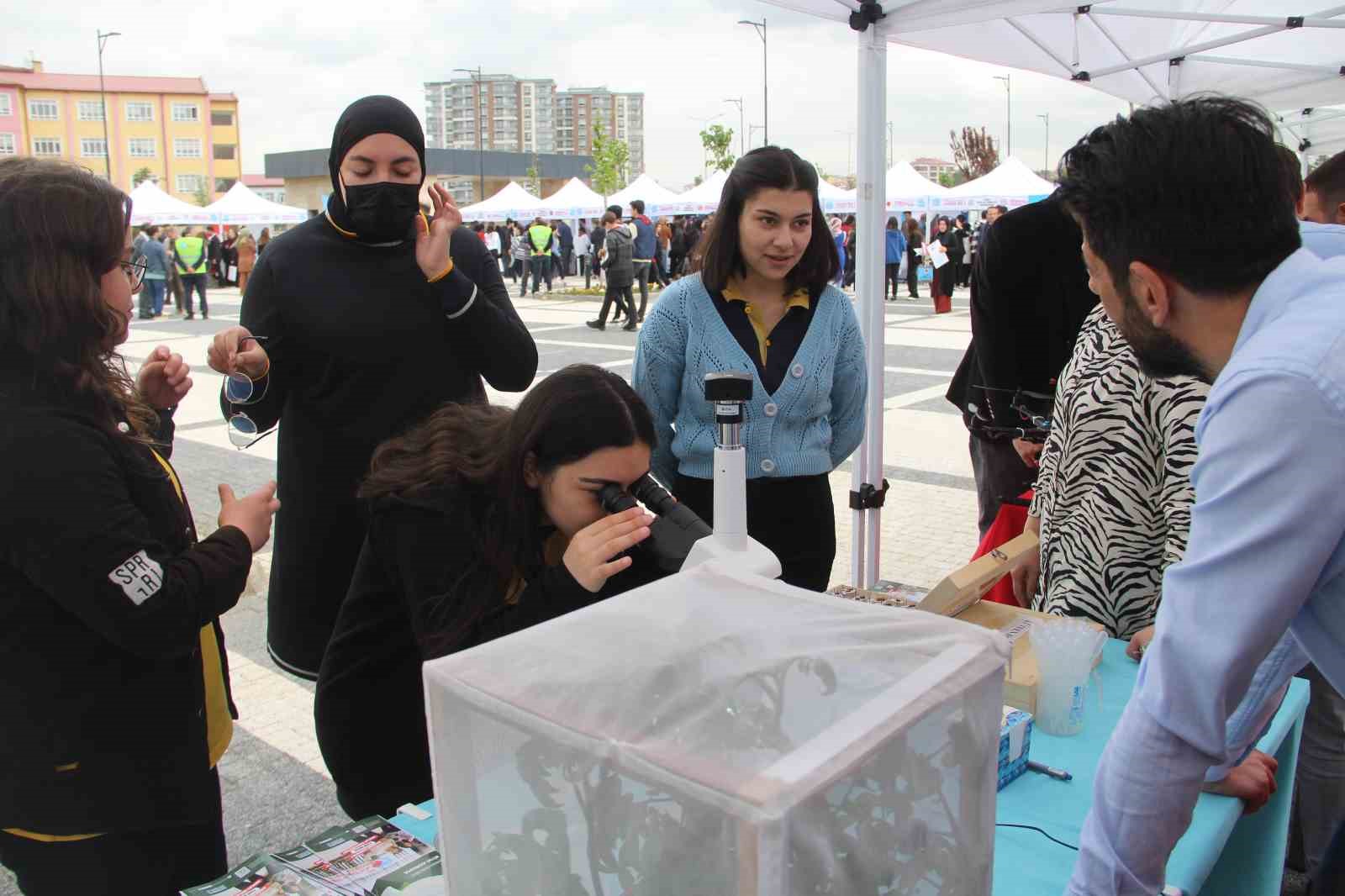 Üniversite tanıtım ve tercih fuarında öğrencilere Togg sürprizi