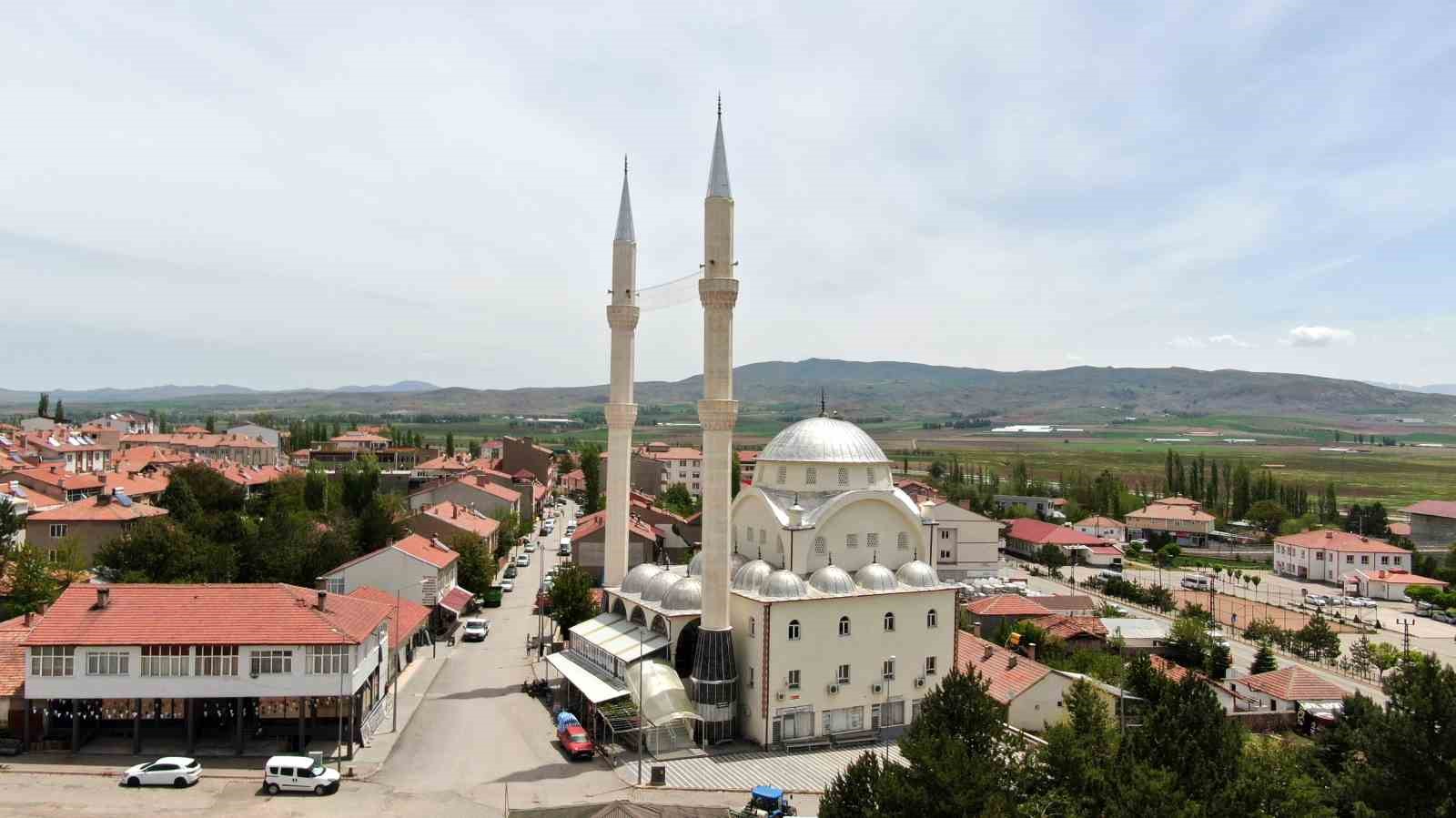 Göçmen leylekler yavrularına yuva olarak yine camiyi seçti