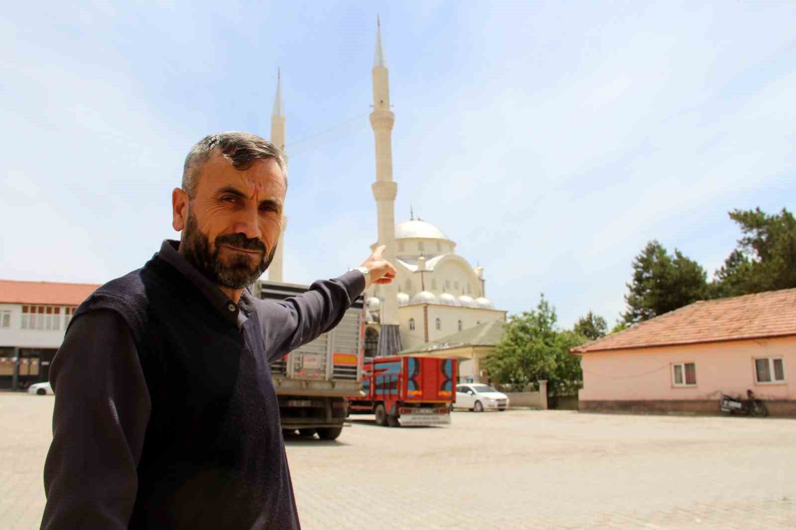 Göçmen leylekler yavrularına yuva olarak yine camiyi seçti