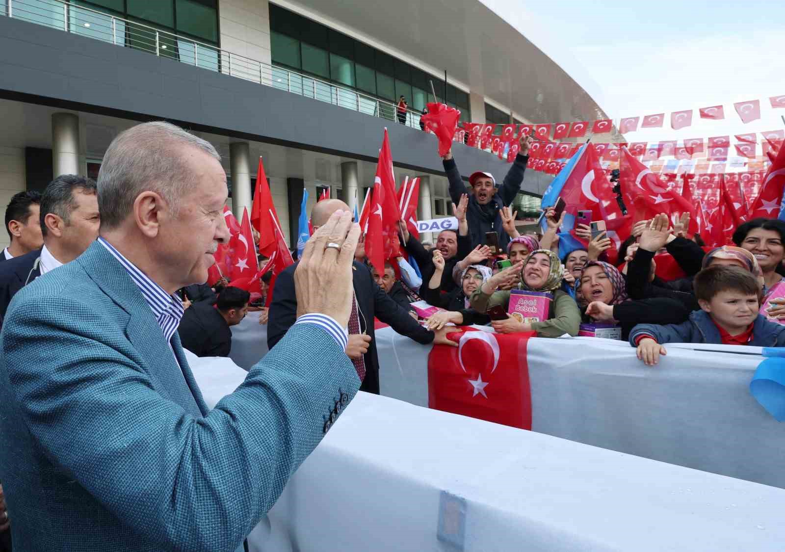 Cumhurbaşkanı Erdoğan: "500 bin civarında mülteciyi Suriye’nin kuzeyindeki briket evlere göndermeye başladık"