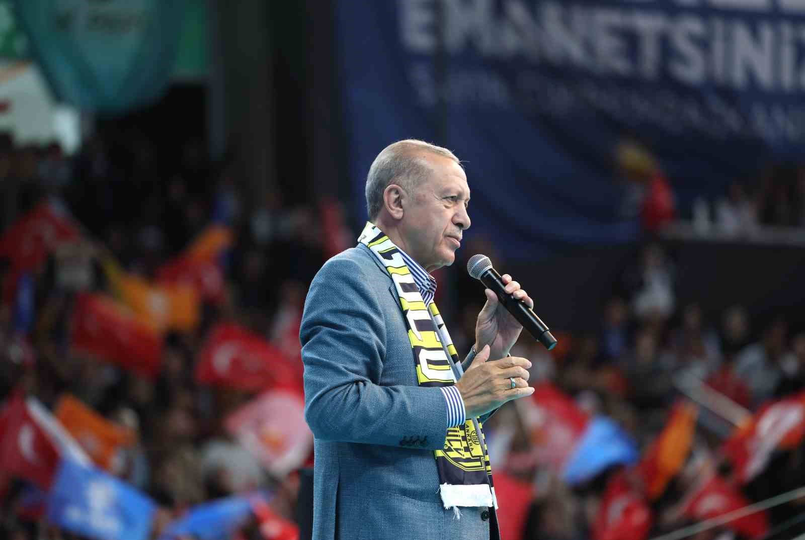 Cumhurbaşkanı Erdoğan: "500 bin civarında mülteciyi Suriye’nin kuzeyindeki briket evlere göndermeye başladık"