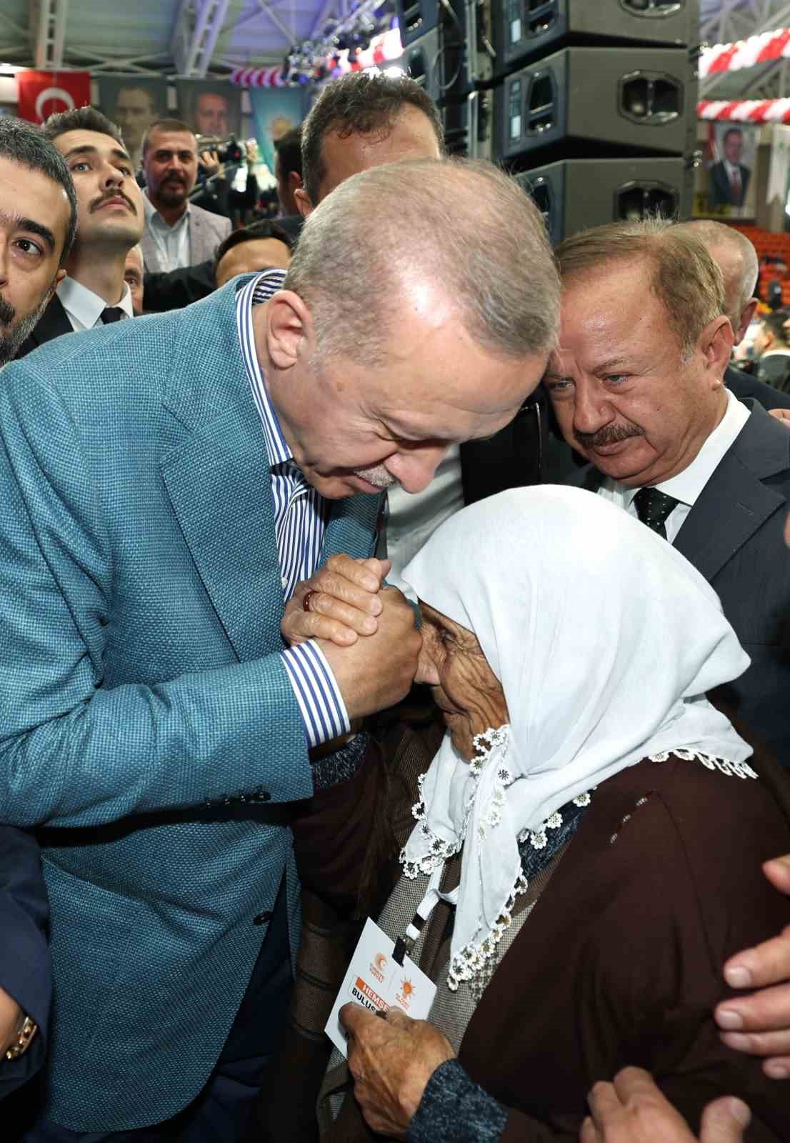 Cumhurbaşkanı Erdoğan: "Sen nasıl hesap uzmanısın ki toplam oyları 1 puan eden partilere 40’a yakın milletvekili verdin"