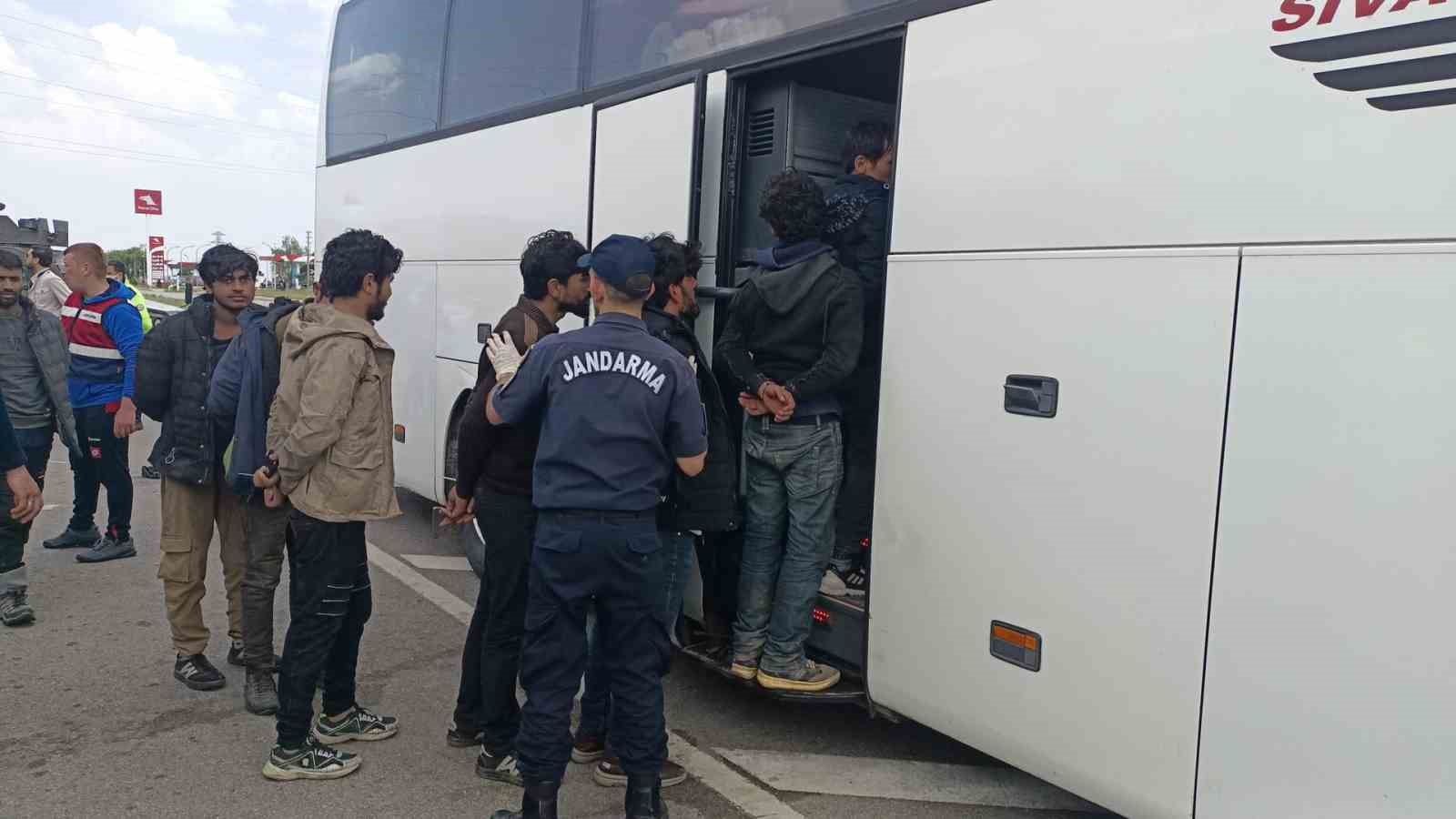 Sivas’ta tırın dorsesinden 134 kaçak göçmen çıktı