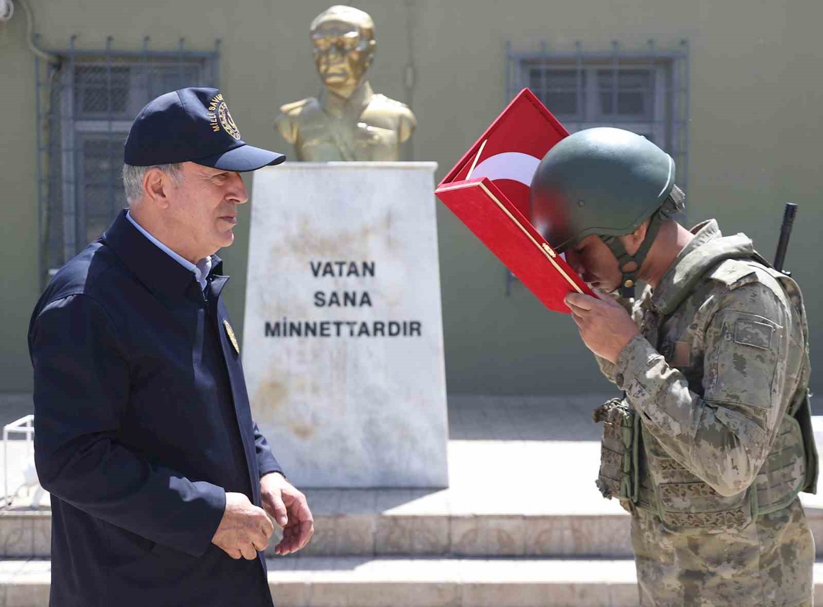 Bakan Akar: “Kahramanlarımız son beş senede 3 milyon 300 bin civarında kişiyi yasa dışı geçiş yapmaya çalışırken engelledi”