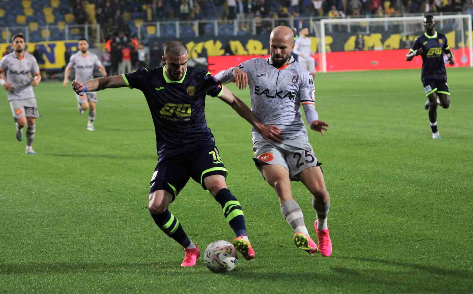 Ziraat Türkiye Kupası: MKE Ankaragücü: 1 - Başakşehir: 0 (İlk yarı)