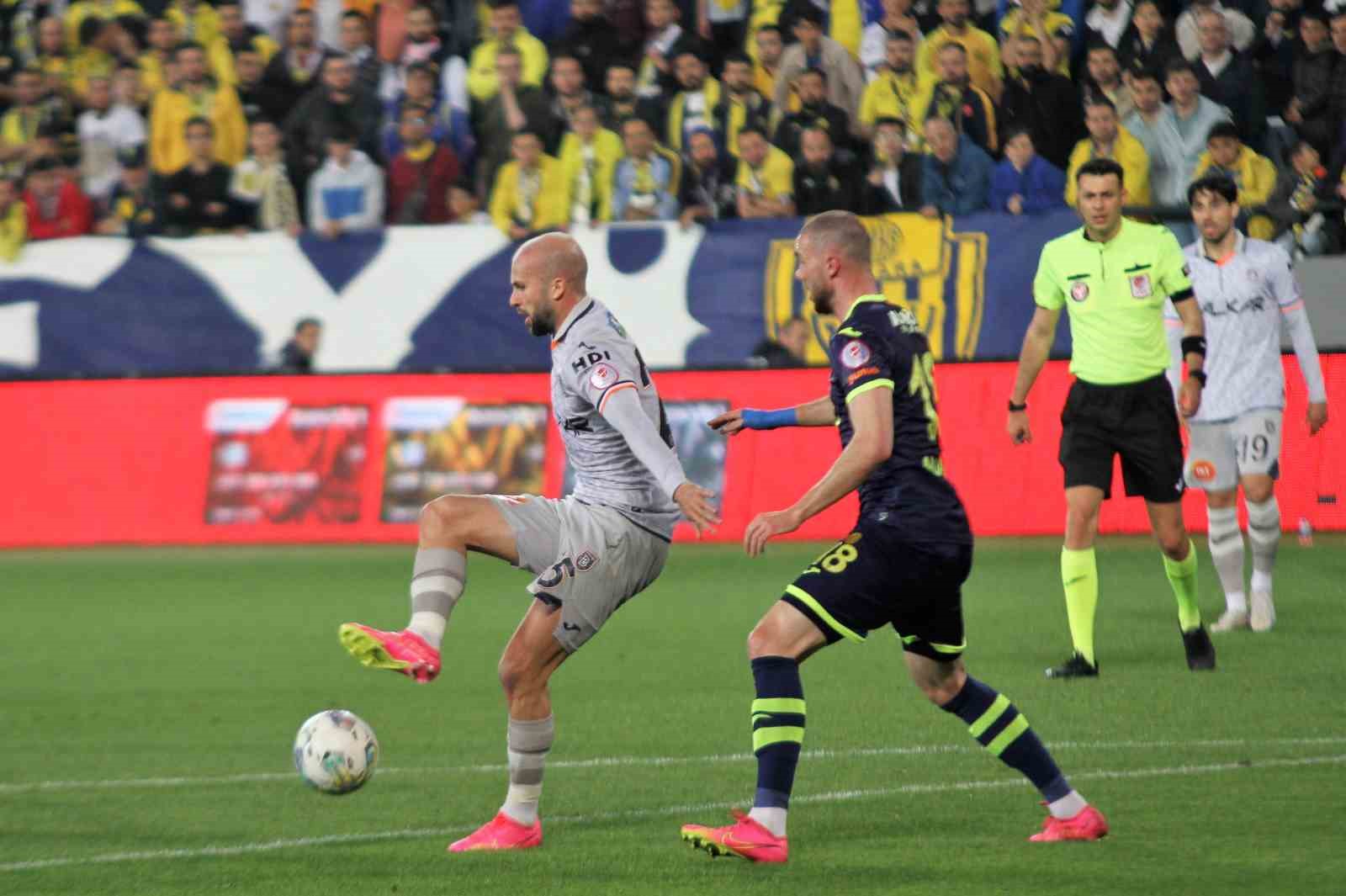 Ziraat Türkiye Kupası: MKE Ankaragücü: 1 - Başakşehir: 0 (İlk yarı)