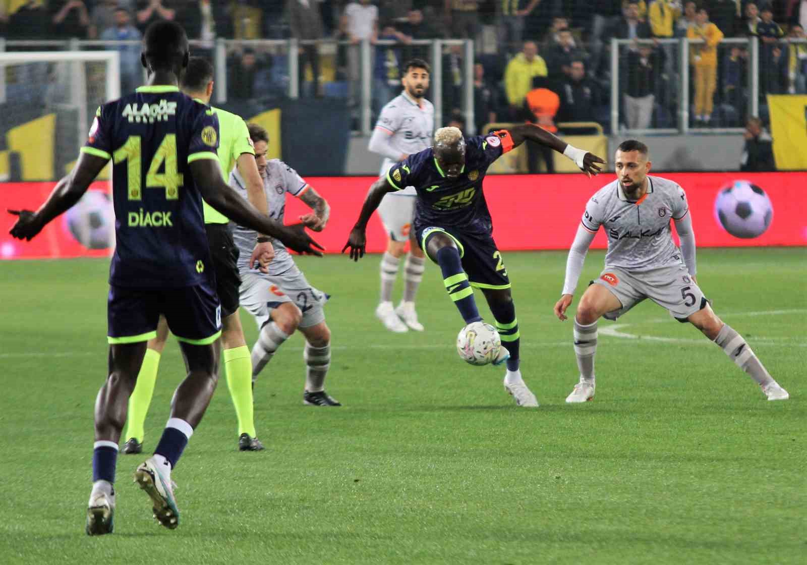 Ziraat Türkiye Kupası: MKE Ankaragücü: 1 - Başakşehir: 0 (İlk yarı)