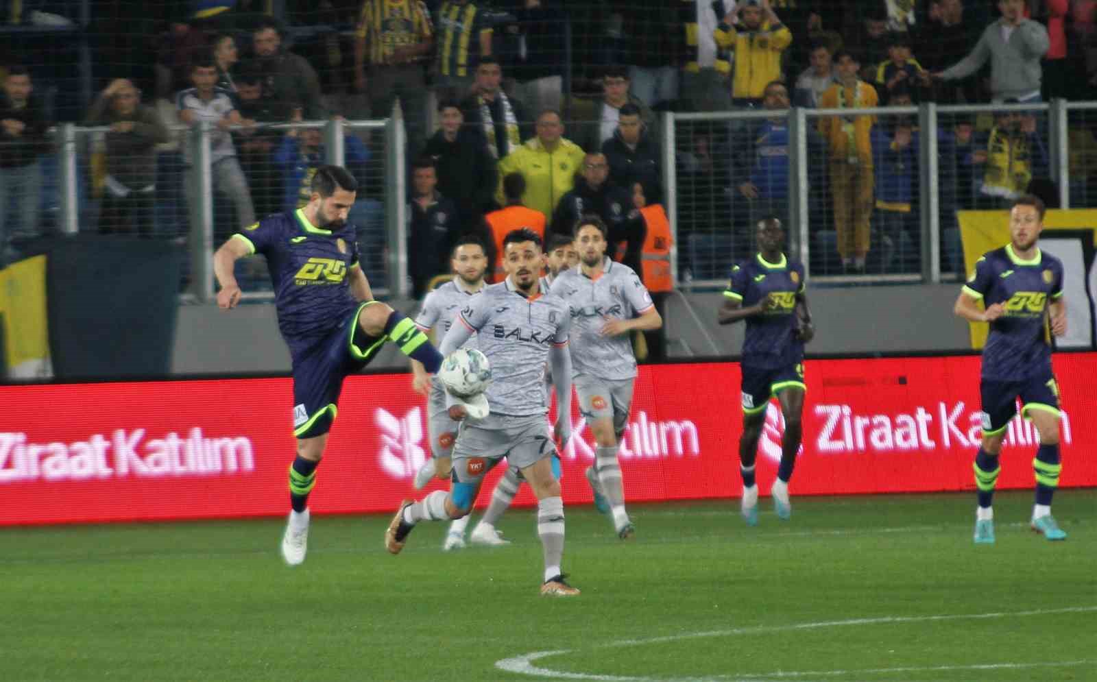 Ziraat Türkiye Kupası: MKE Ankaragücü: 1 - Başakşehir: 0 (İlk yarı)